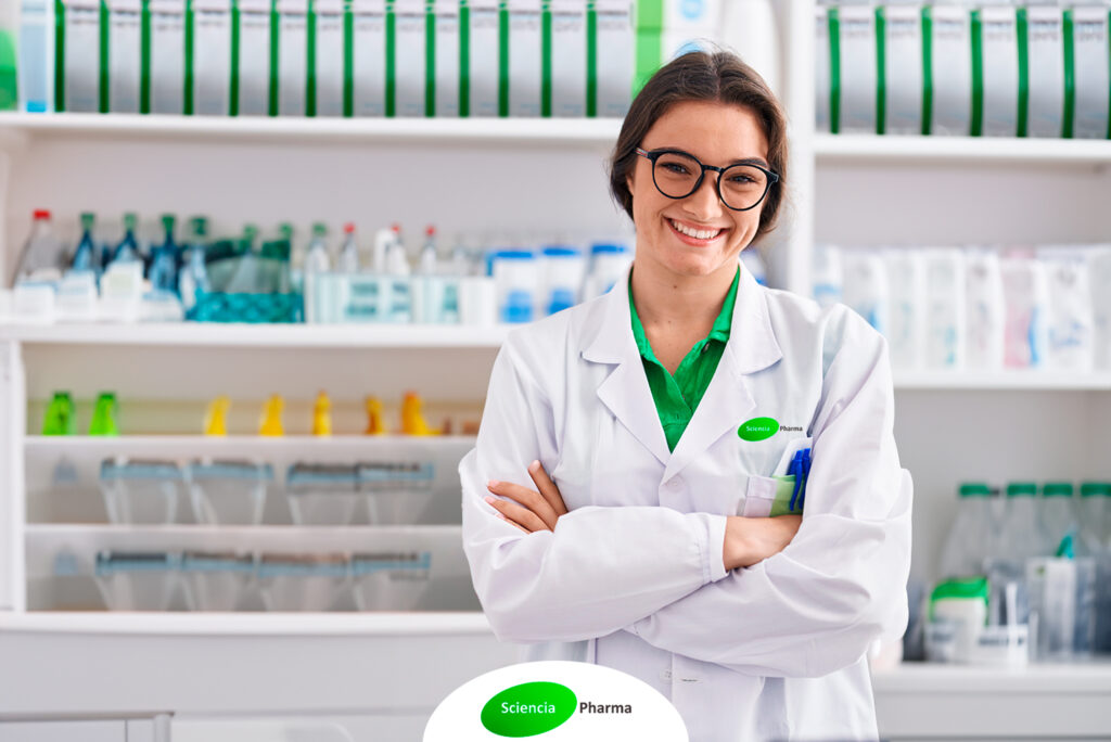 Químico farmacéutico de Sciencia Pharma en el laboratorio de farmacia magistral
